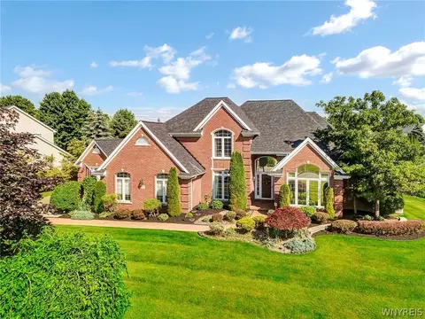 8135 Golden Oak Cir, Buffalo, NY 14221