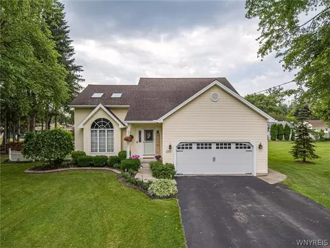 2960 Rosemarie Cir, Newfane, NY 14108