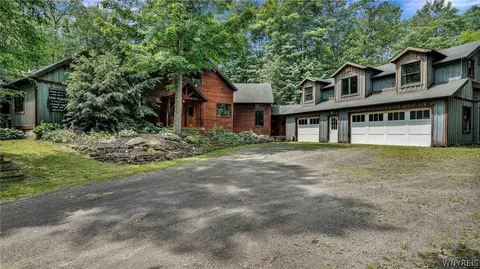 2020 Schrantz Dr, Great Valley, NY 14741