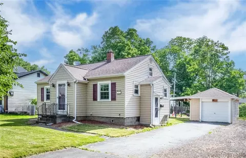 92 Royal Pkwy W, Amherst, NY 14221