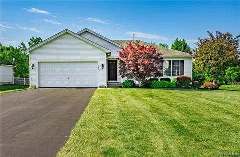 7503 Congressional Dr, Lockport, NY 14094