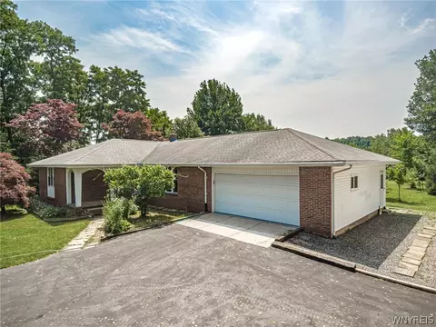5322 Lower Mountain Rd, Lockport, NY 14094