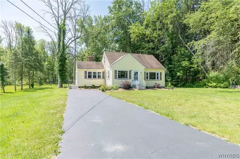 33 Pine Hill Rd, Parma, NY 14559