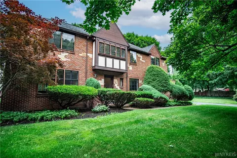 11 Longleat Pkwy, Amherst, NY 14226