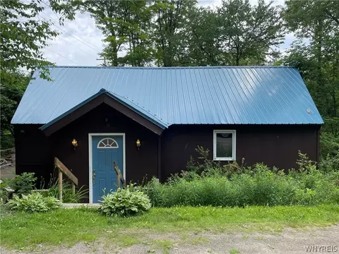 5 Kissing Bridge Ln, Glenwood, NY 14069