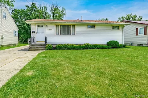 983 Sherwood Ct, Depew, NY 14043