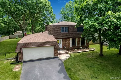 1 Lindhurst Dr, Lockport, NY 14094