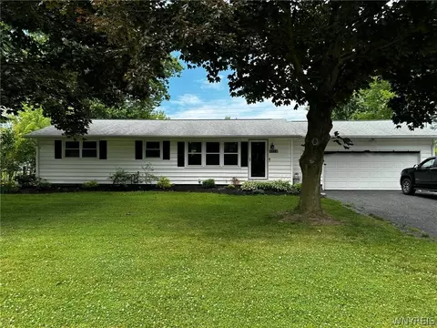 6409 Sherman Dr, Lockport, NY 14094