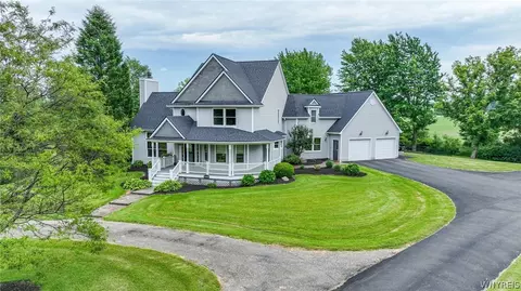 7155 Combs Dr, Hamburg, NY 14075