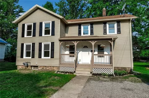 956 Gwinn St, Shelby, NY 14103