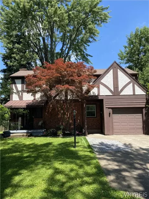 11 Colonial Dr, Amherst, NY 14226