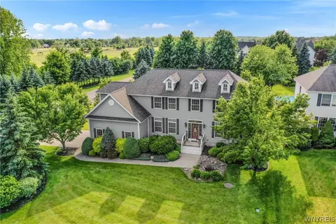 6750 Parkside Dr, Wheatfield, NY 14120