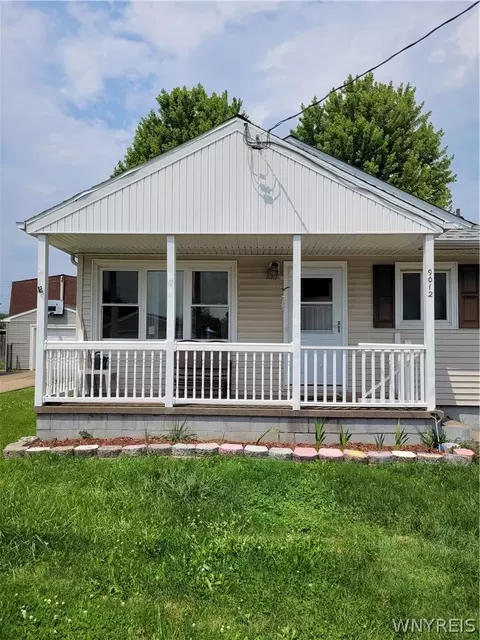 9012 Demunda Ave, Niagara Falls, NY 14304