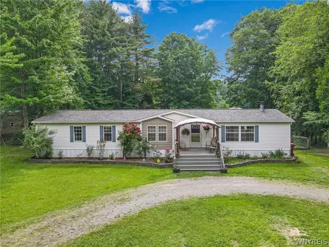 10735 Markham Dr, Gowanda, NY 14070