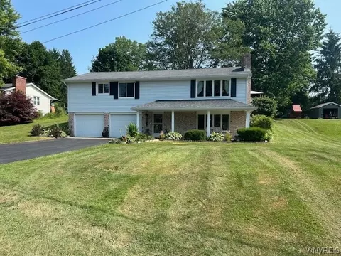 6444 Willow Dr, Hamburg, NY 14075