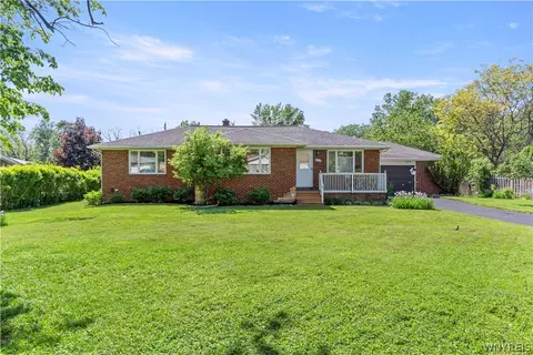 17 Boldt Ct, Orchard Park, NY 14127