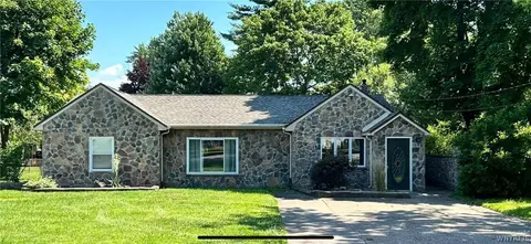 1670 Saunders Sett Rd, Lewiston, NY 14304