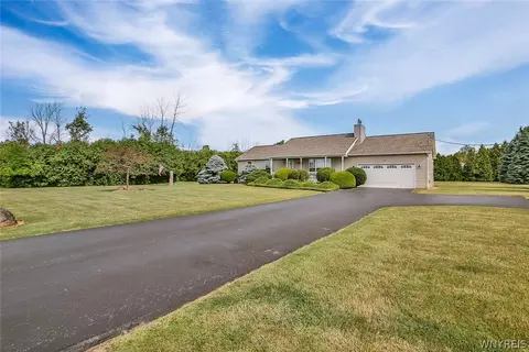 3605 Mapleton Rd, Wheatfield, NY 14132