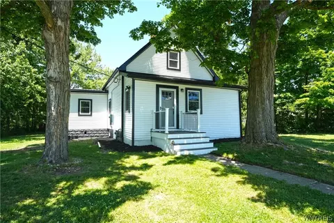69 Grove St, Evans, NY 14006
