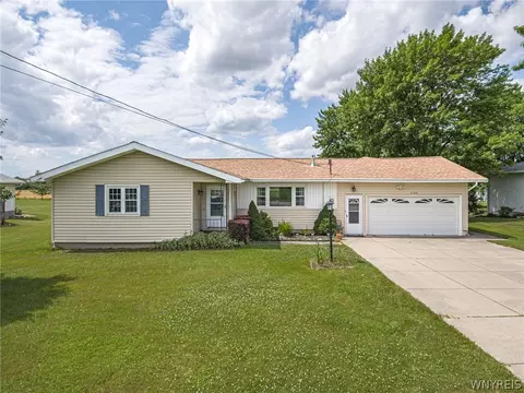 6580 Errick Rd, Wheatfield, NY 14120