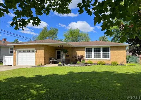 92 Clearfield Dr, Amherst, NY 14221