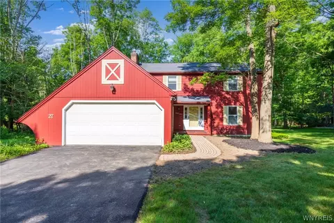 27 Timberlake Dr, Orchard Park, NY 14127