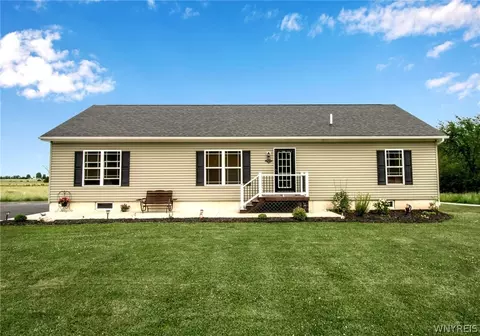 7585 Akron Rd, Royalton, NY 14094