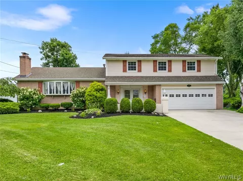 7405 Colonial Dr, Niagara, NY 14305