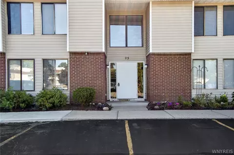 25 Coolbrook Ct #C, East Amherst, NY 14051