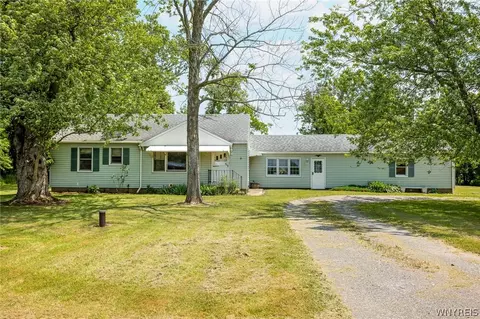 9187 Ellinwood Rd, Pembroke, NY 14036