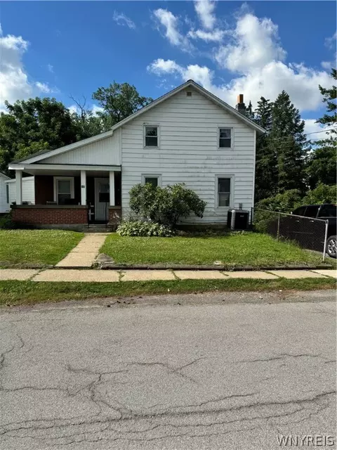 17 Church St, Royalton, NY 14105