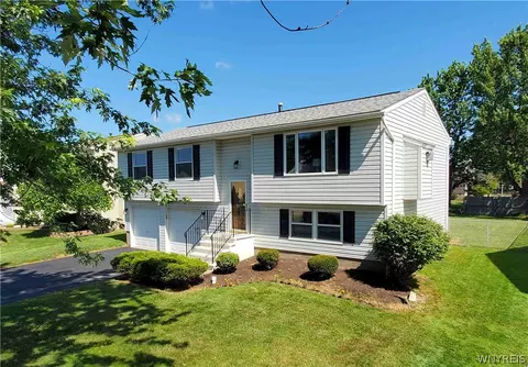 38 Tanglewood Dr, West Seneca, NY 14224