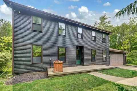 7062 Taylor Rd, Hamburg, NY 14075