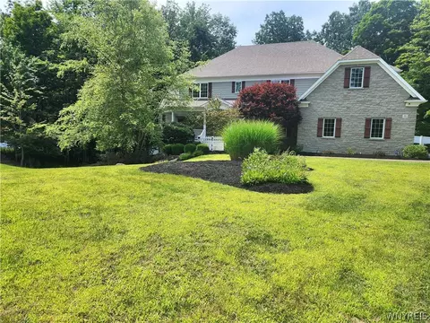 11 Highbrook Ct, Orchard Park, NY 14127