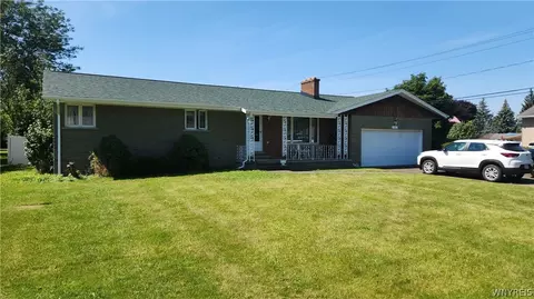 8401 Effie Dr, Niagara, NY 14304