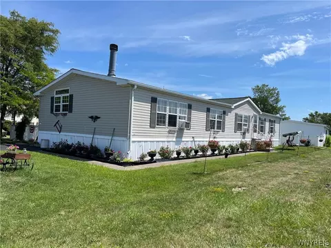 841 Birchwood Dr, Lockport, NY 14094