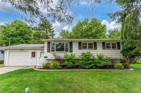 1695 Meadow Dr, Alden, NY 14004