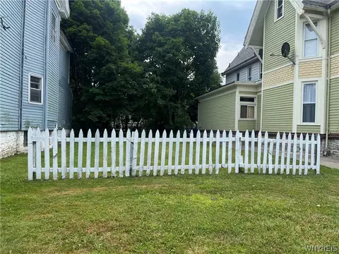 172 14th St, Buffalo, NY 14213 photo 2