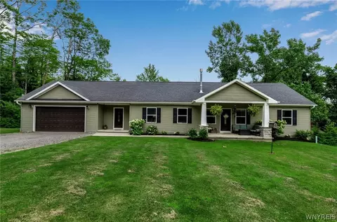 6588 Hillside Dr, Orchard Park, NY 14127