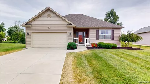 153 Country Club Dr, Grand Island, NY 14072