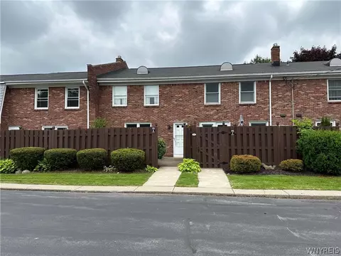 95 Oakbrook Dr #E, Amherst, NY 14221