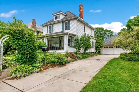 27 Court St, Lancaster, NY 14086