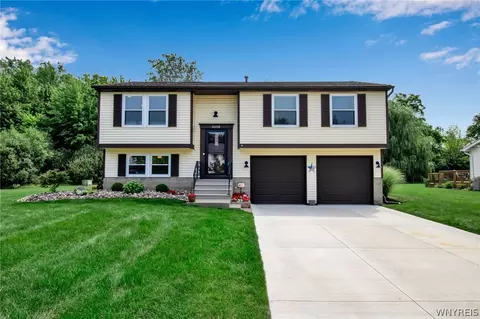6658 Royal Pkwy S, Lockport, NY 14094