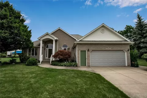6121 Shamrock Ln, East Amherst, NY 14051