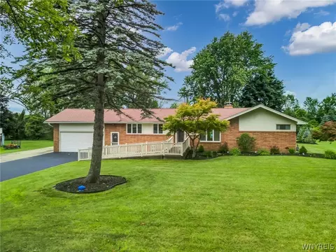 5316 Mayfield Ct, Clarence, NY 14031