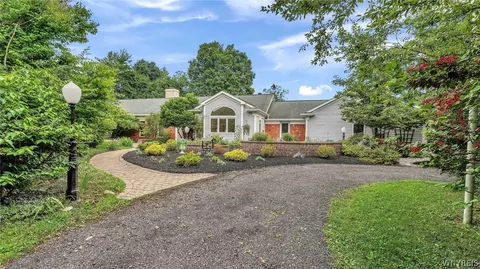 28 Highland Dr, Aurora, NY 14052