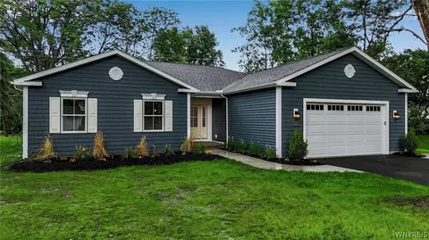 17 Quaker Lake Ter, Orchard Park, NY 14127