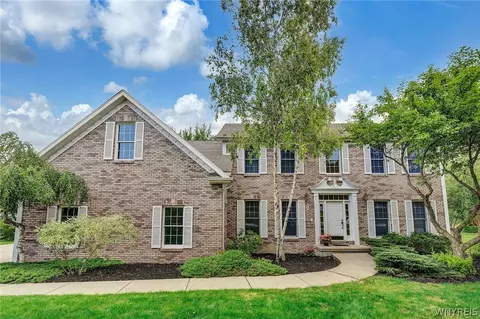12 Lakeridge Dr, Orchard Park, NY 14127