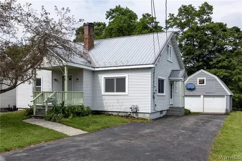 17 Chestnut St, Springville, NY 14141