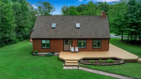 7575 Center Rd, Holland, NY 14080